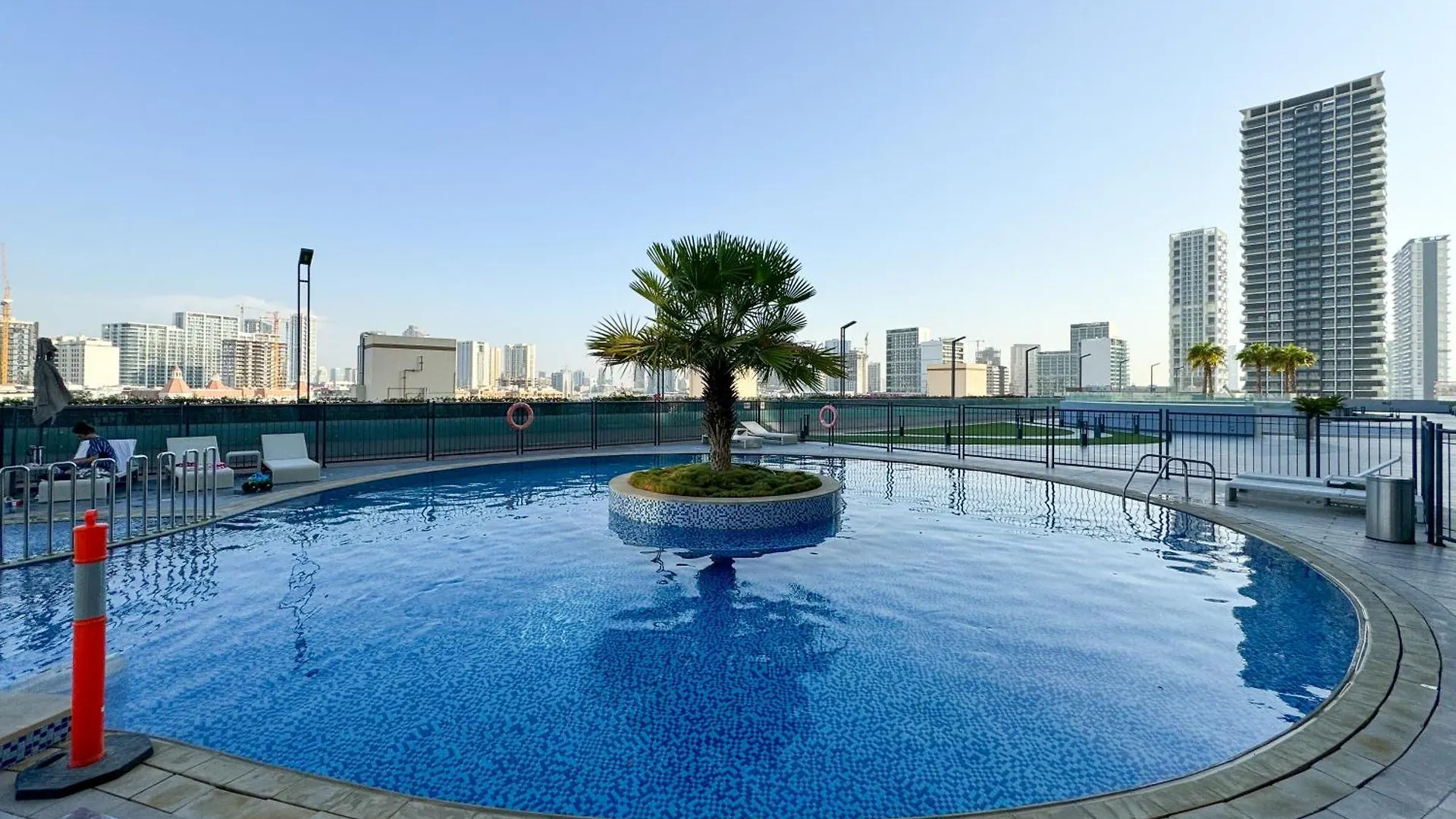 Bright And Stylish Studio In Jvc With Skyline View 두바이